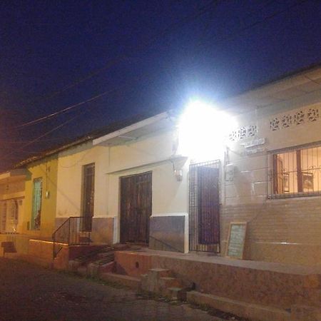 Casa Nica Leon Hostel Zewnętrze zdjęcie